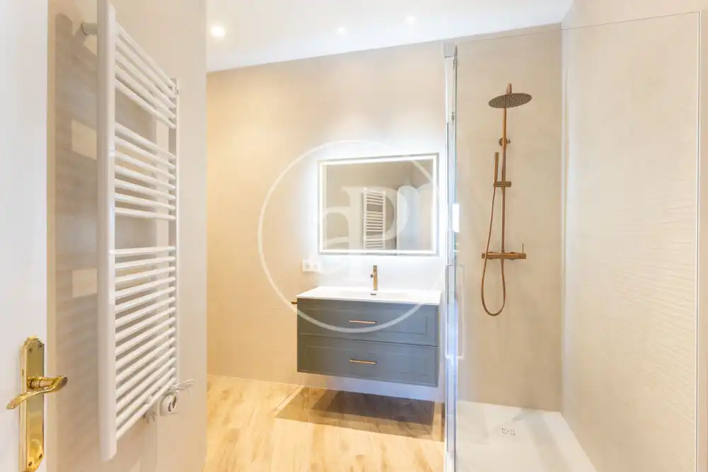Bathroom of Flat for rent in Valencia  with Air Conditioner, Heating and Balcony