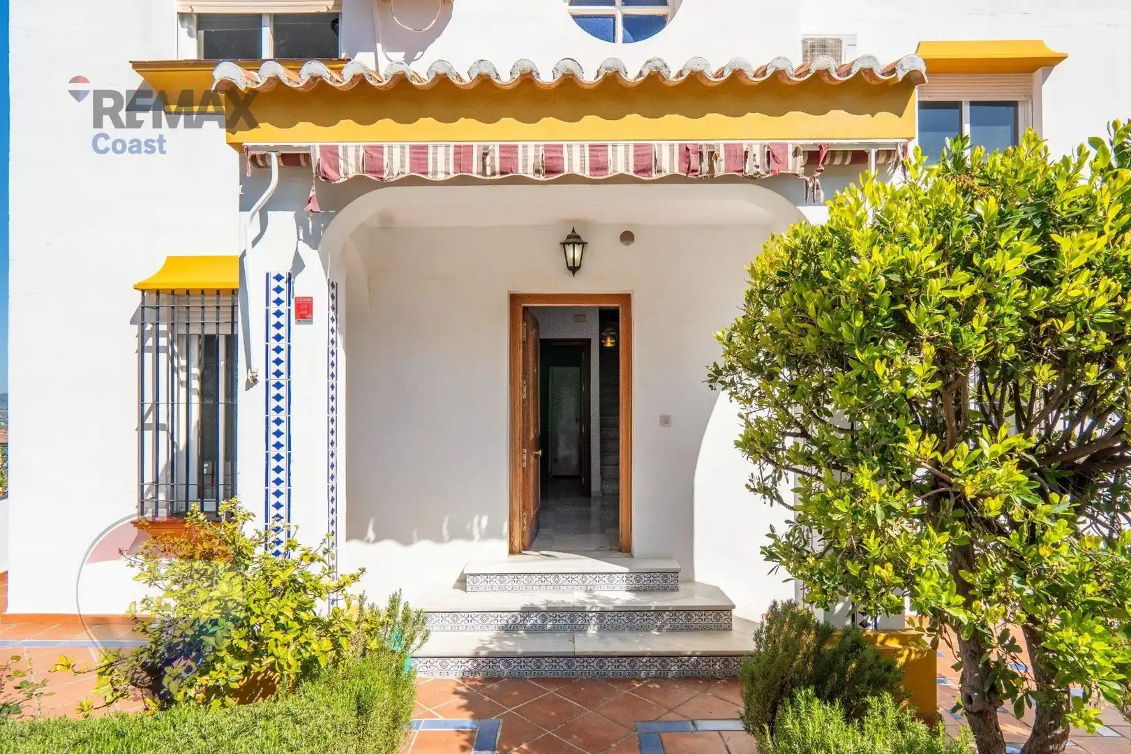 Vista exterior de Casa o xalet en venda en Alhaurín de la Torre amb Piscina comunitària