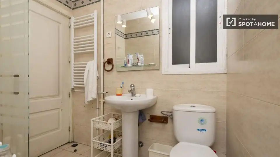 Bathroom of Flat for share in Madrid  with Air Conditioner, Heating and Terrace