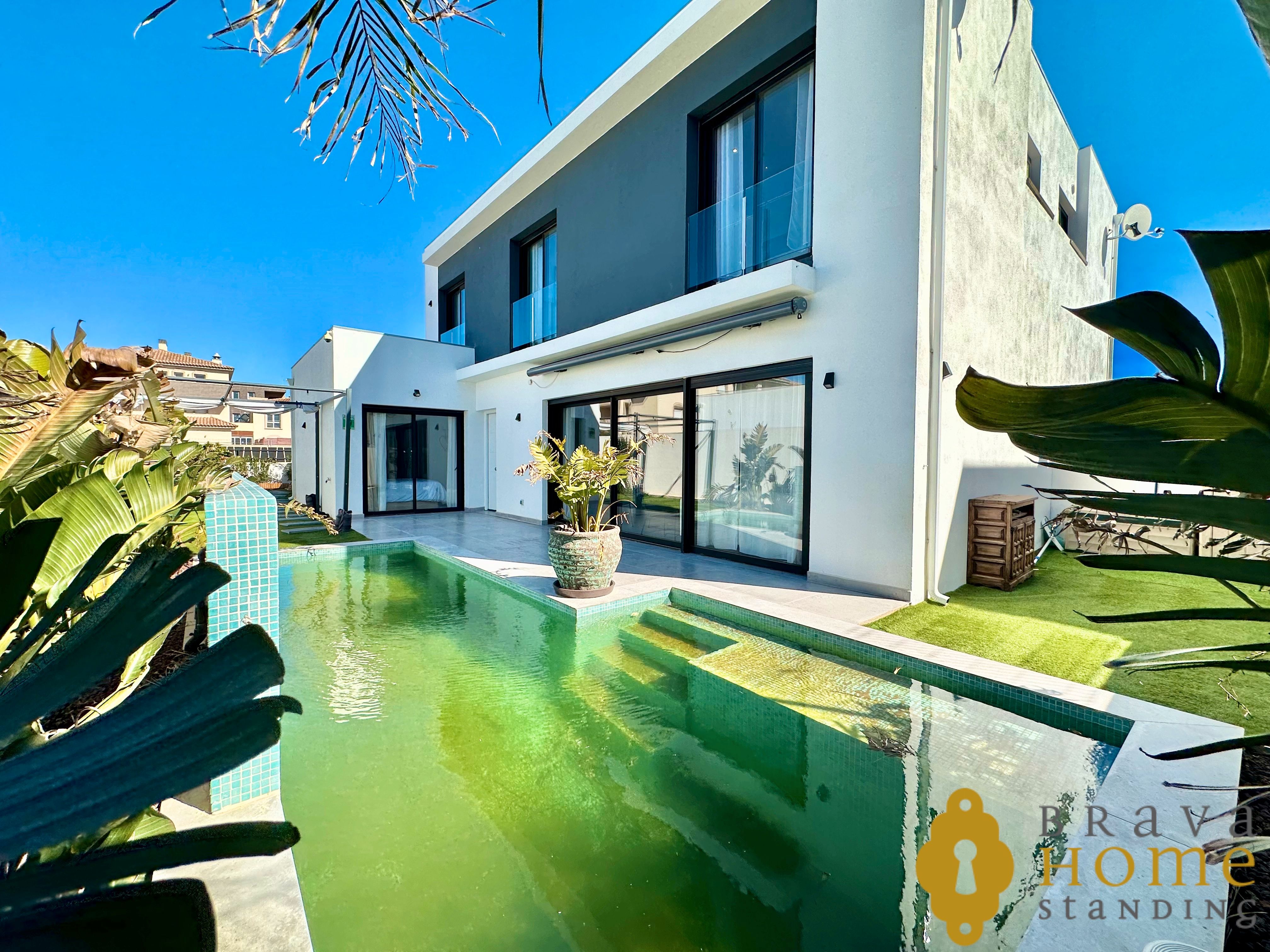 Exterior view of House or chalet for sale in Empuriabrava  with Air Conditioner, Heating and Private garden