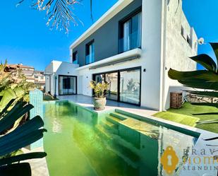 Vista exterior de Casa o xalet en venda en Empuriabrava amb Aire condicionat, Terrassa i Piscina