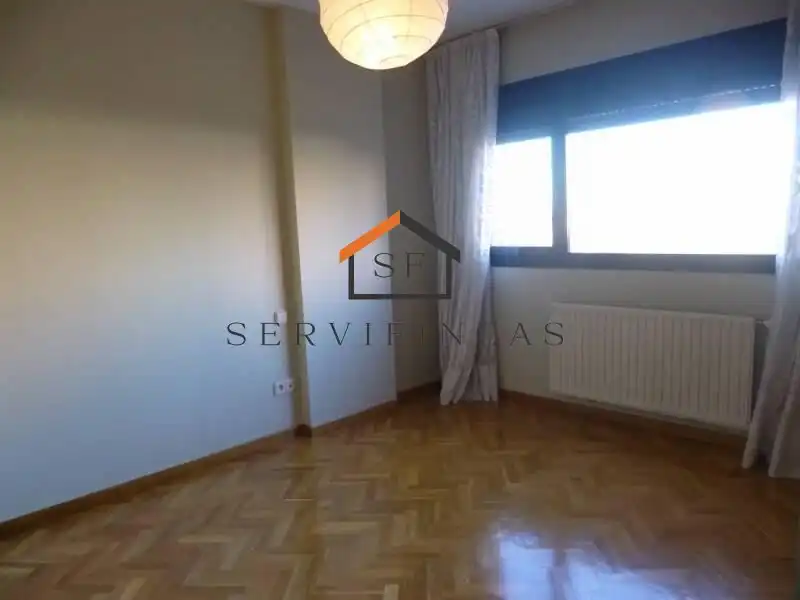 Dormitori de Apartament de lloguer en Madrid amb Calefacció, Parquet i Piscina comunitària