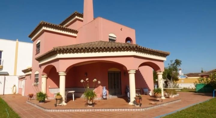 Vista exterior de Casa o xalet en venda en Chiclana de la Frontera amb Aire condicionat, Jardí privat i Terrassa