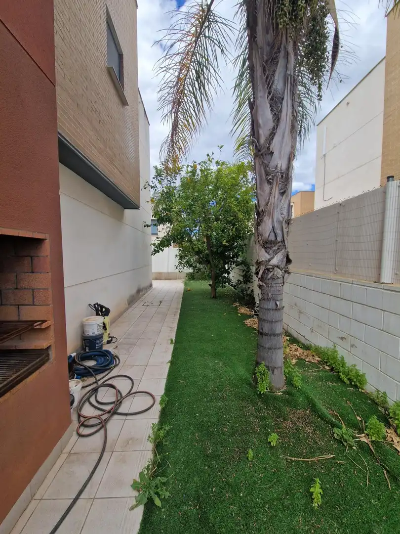 Garten von Einfamilien-Reihenhaus zum Verkauf in La Pobla de Vallbona mit Klimaanlage, Heizung und Privatgarten
