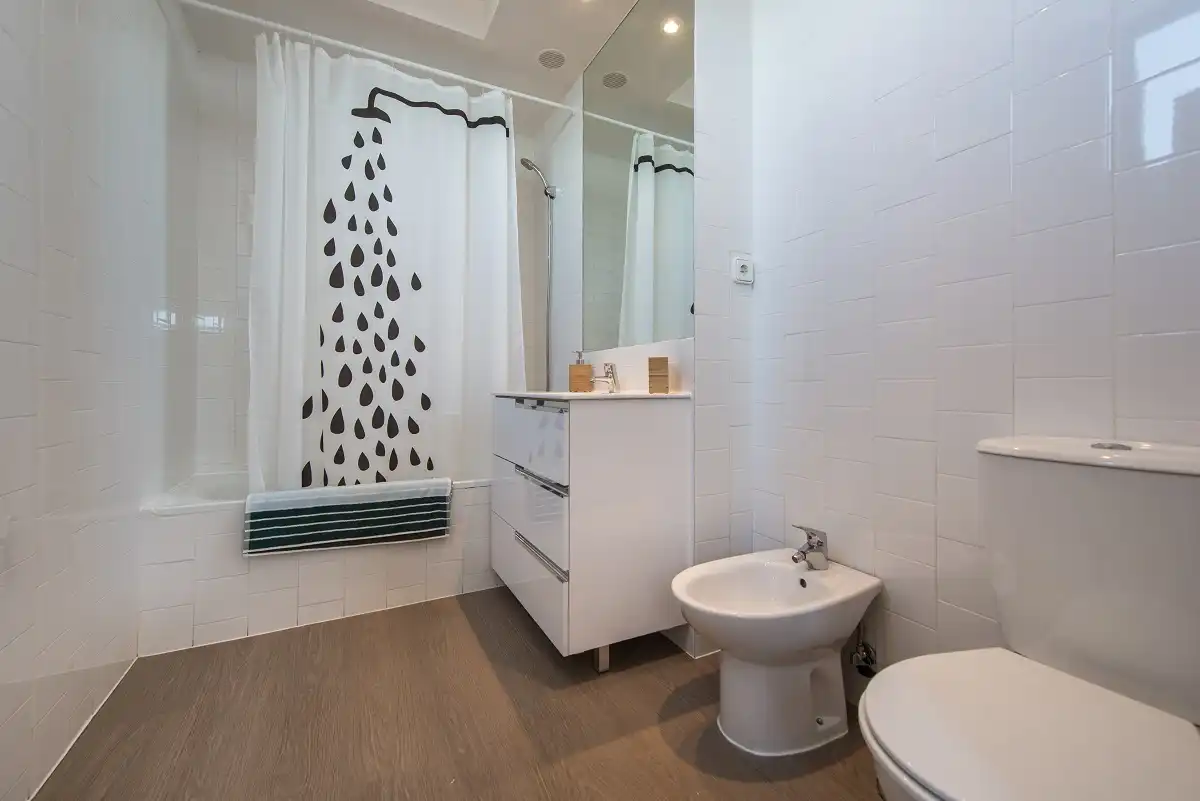 Bathroom of Flat for sale in Madrid  with Storage room