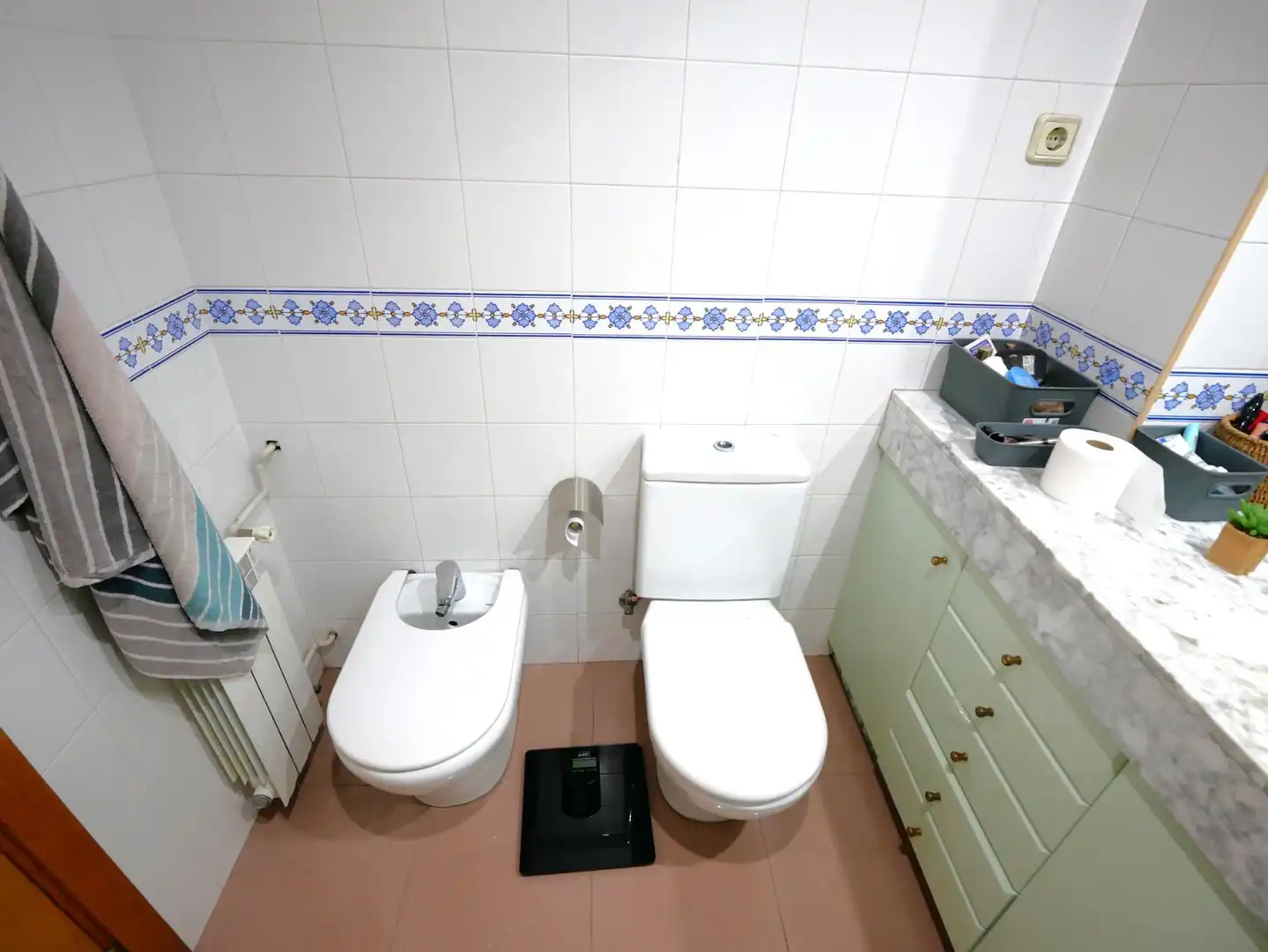 Badezimmer von Wohnung zum Verkauf in Barcelona mit Parkett