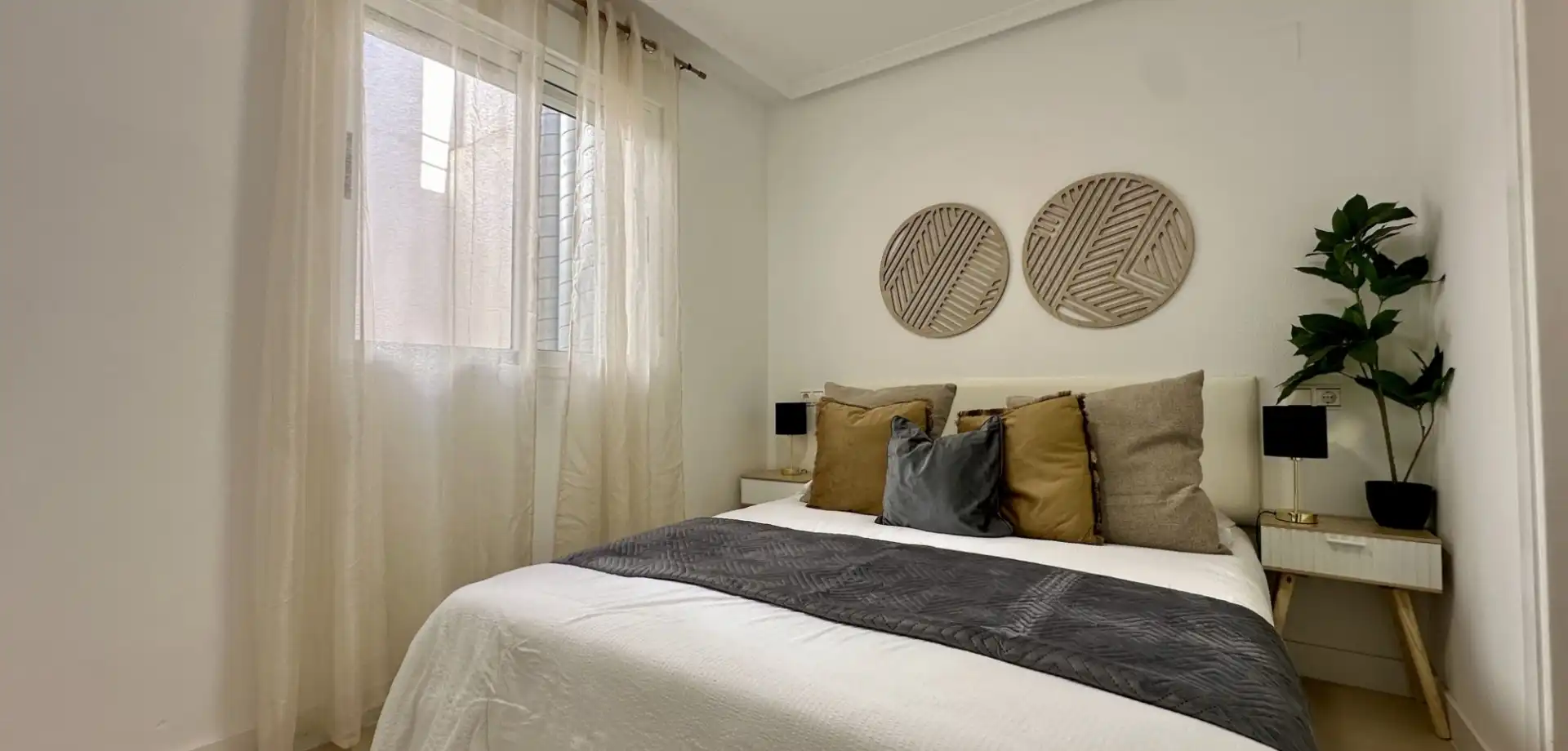 Dormitori de Apartament en venda en Torrevieja amb Aire condicionat, Terrassa i Moblat