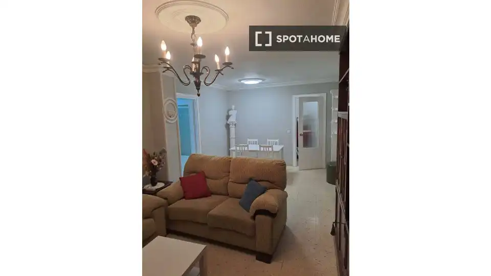 Dormitori de Apartament per a compartir en Sevilla amb Aire condicionat, Terrassa i Moblat
