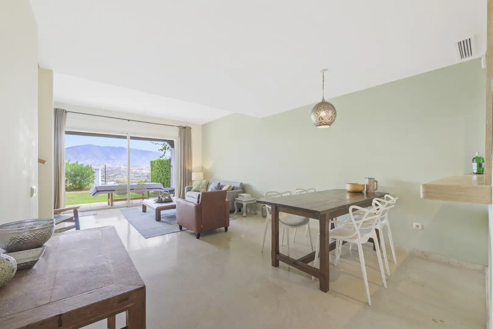 Esszimmer von Einfamilien-Reihenhaus zum Verkauf in Mijas mit Klimaanlage, Privatgarten und Terrasse