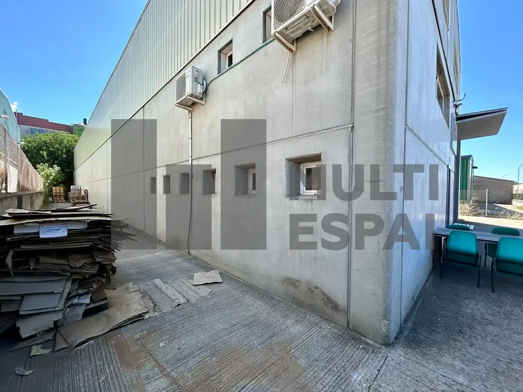 Vista exterior de Nau industrial en venda en Castellví de Rosanes