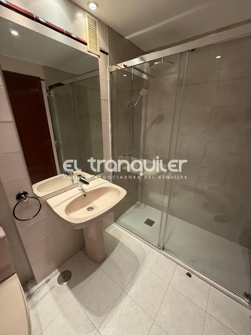Baño de Piso de alquiler en Pozuelo de Alarcón con Parquet, Terraza y Trastero