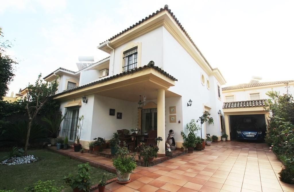 Exterior view of Single-family semi-detached for sale in Jerez de la Frontera  with Air Conditioner, Private garden and Terrace