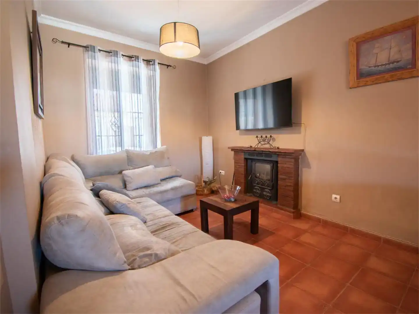 Sala d'estar de Casa adosada en venda en Arriate amb Aire condicionat, Piscina i Moblat