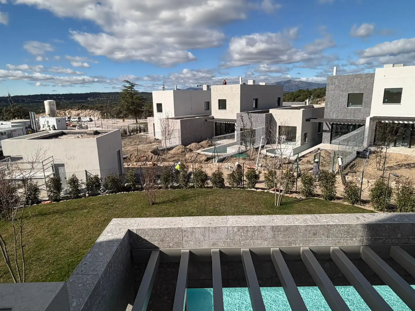 Vista exterior de Casa adosada en venda en Torrelodones amb Aire condicionat, Calefacció i Jardí privat