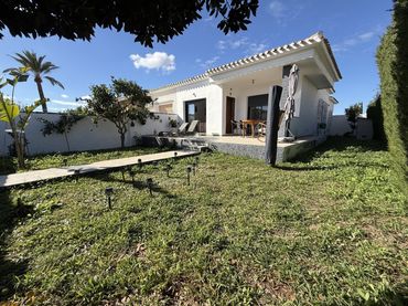 Casa con piscina en venta en Calle Salvador Rueda Cmor
