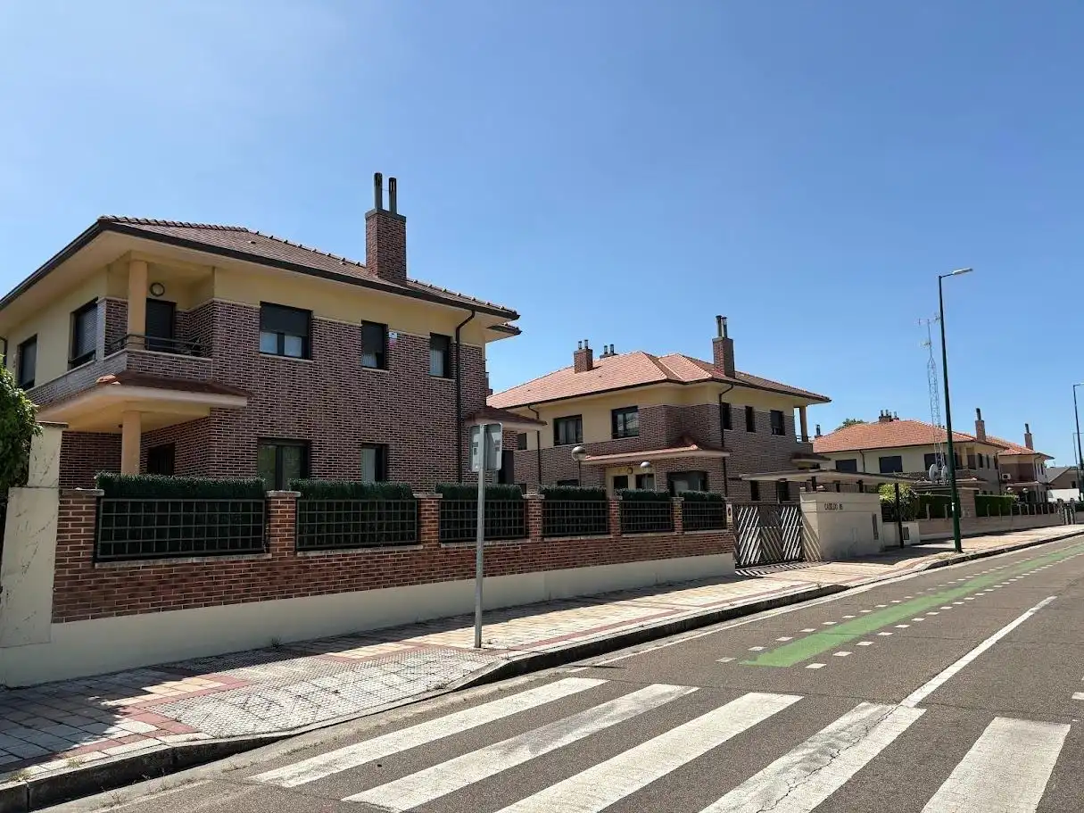 Außenansicht von Einfamilien-Reihenhaus zum Verkauf in Valladolid mit Klimaanlage, Heizung und Privatgarten