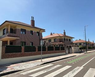 Exterior view of Single-family semi-detached for sale in Valladolid Capital  with Air Conditioner, Heating and Private garden