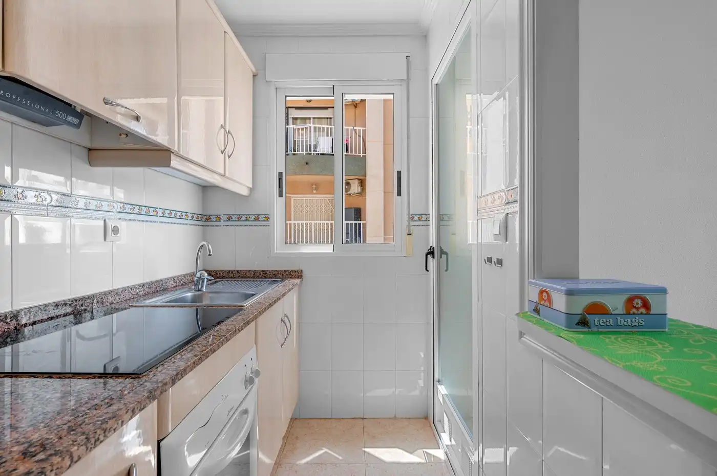 Cocina de Apartamento en venta en Torrevieja con Aire acondicionado, Amueblado y Horno
