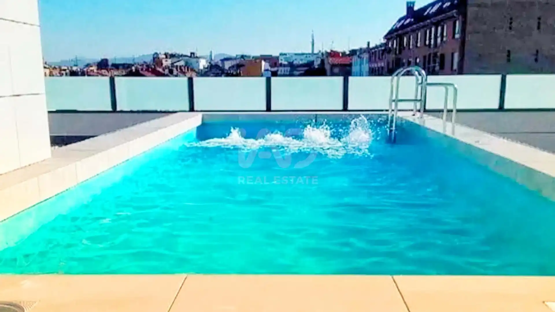 Piscina de Piso en venta en Oviedo  con Piscina