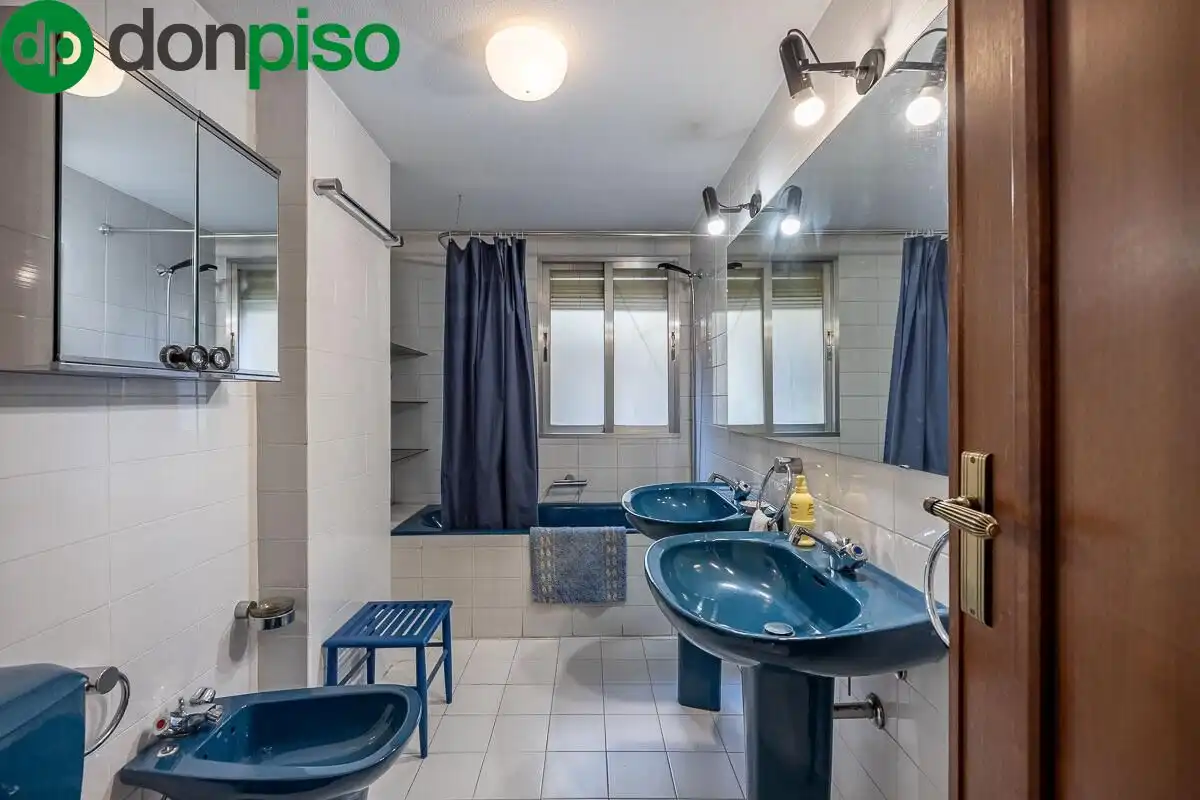 Bathroom of Flat for sale in Granada  with Air Conditioner, Heating and Terrace