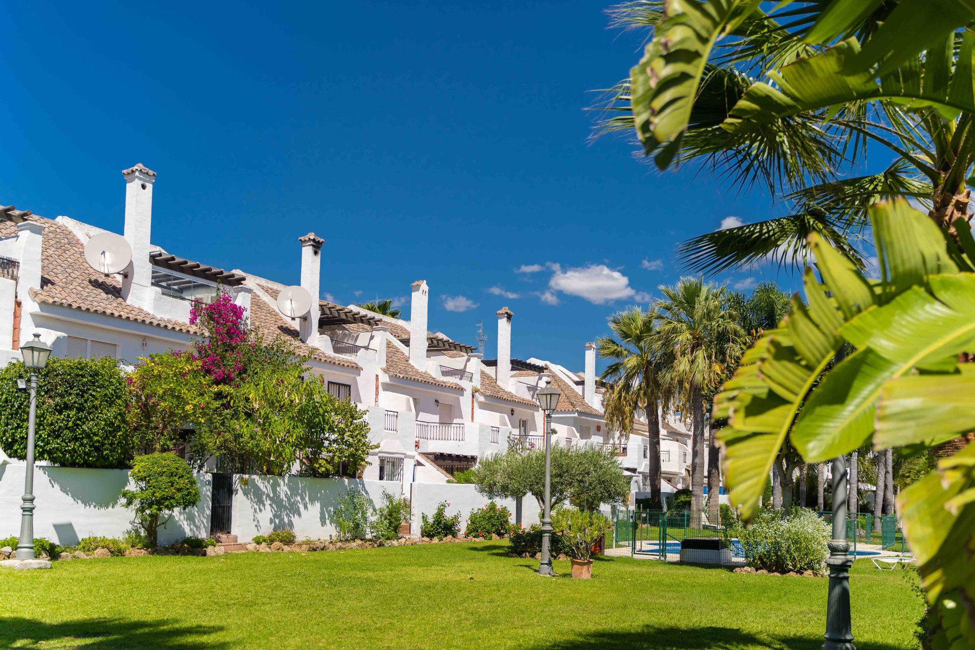 Vista exterior de Casa adosada de alquiler en Marbella con Aire acondicionado, Terraza y Trastero