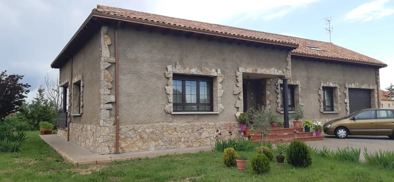 Vista exterior de Casa o xalet de lloguer en Onzonilla amb Jardí privat, Parquet i Moblat