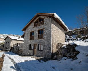 Vista exterior de Casa o xalet en venda en Cabrales amb Terrassa i Balcó