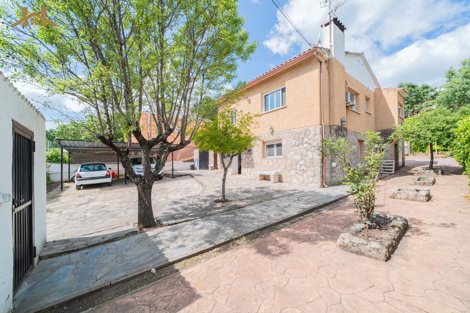 Vista exterior de Casa o xalet en venda en Navahondilla amb Calefacció, Jardí privat i Terrassa