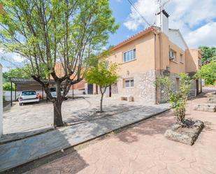 Exterior view of House or chalet for sale in Navahondilla  with Heating, Private garden and Terrace