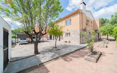 Vista exterior de Casa o xalet en venda en Navahondilla amb Calefacció, Jardí privat i Terrassa