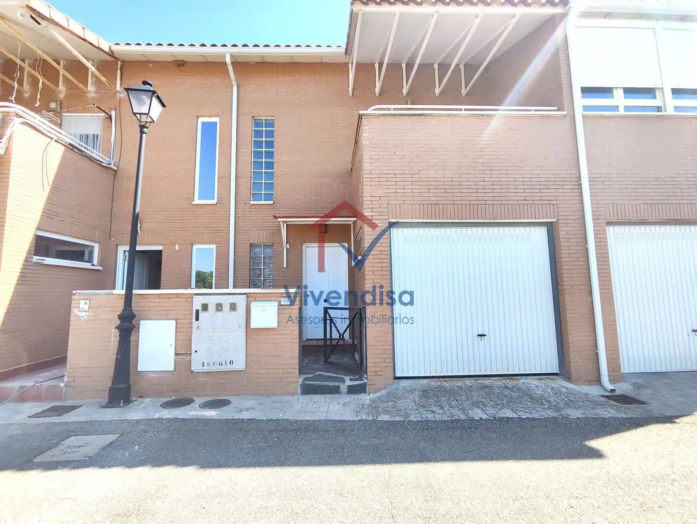 Außenansicht von Einfamilien-Reihenhaus zur Miete in Torija mit Heizung, Privatgarten und Terrasse