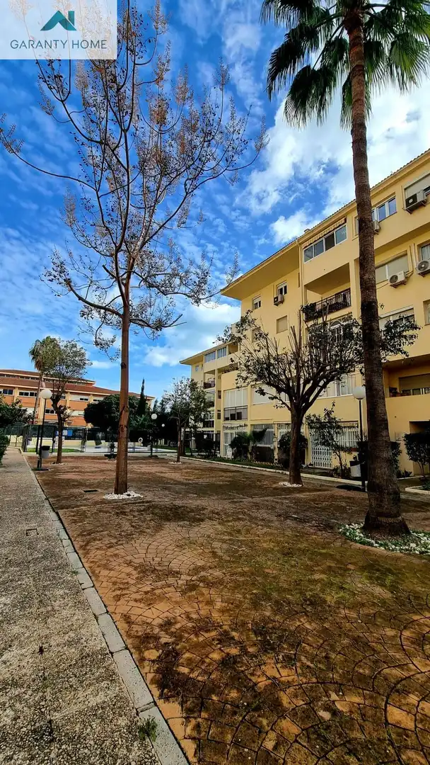 Vista exterior de Pis en venda en Benalmádena amb Jardí privat, Terrassa i Moblat