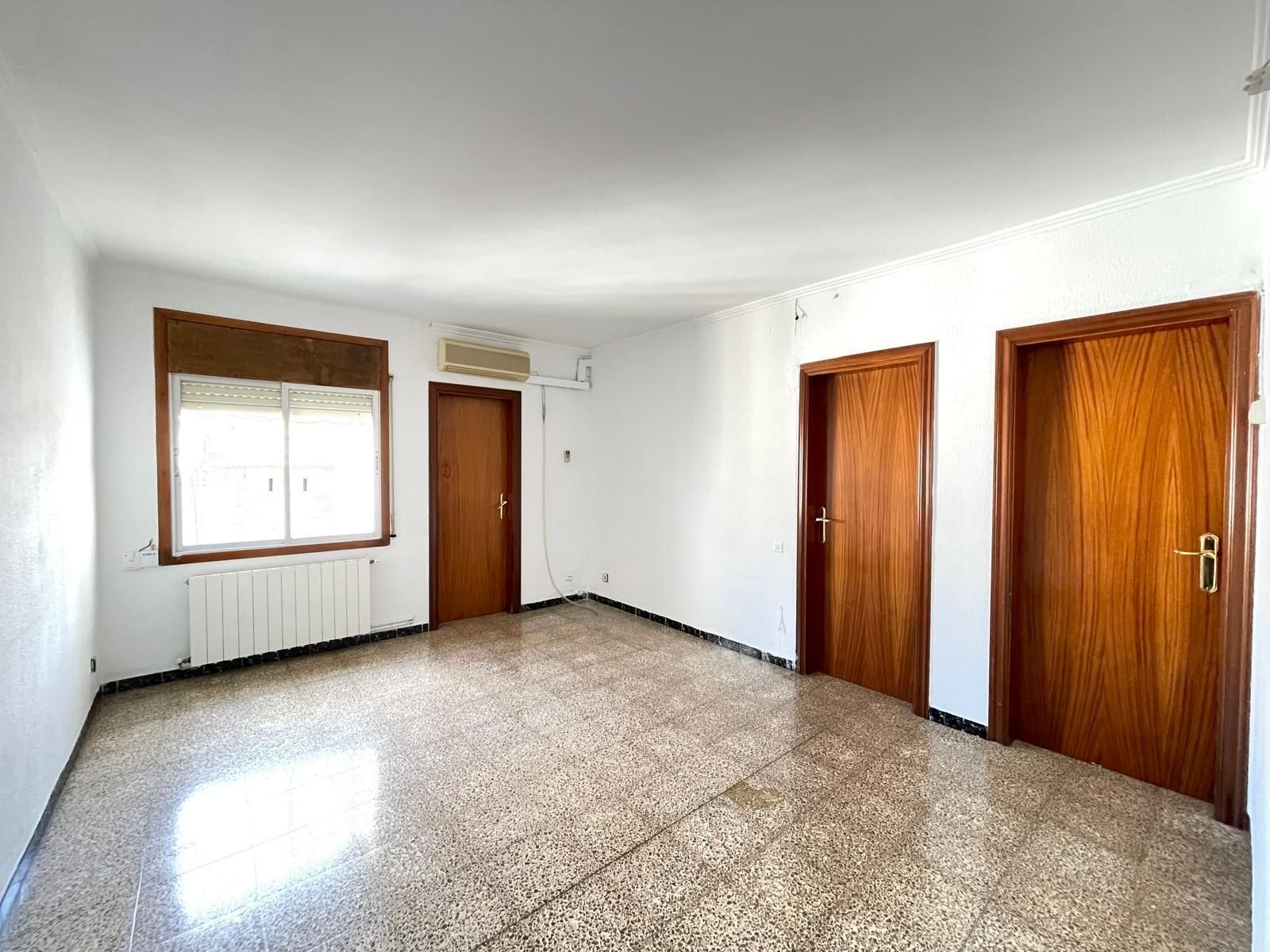 Living room of Flat for sale in Santa Coloma de Gramenet  with Air Conditioner and Heating