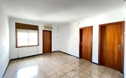Sala d'estar de Pis en venda en Santa Coloma de Gramenet amb Aire condicionat i Calefacció