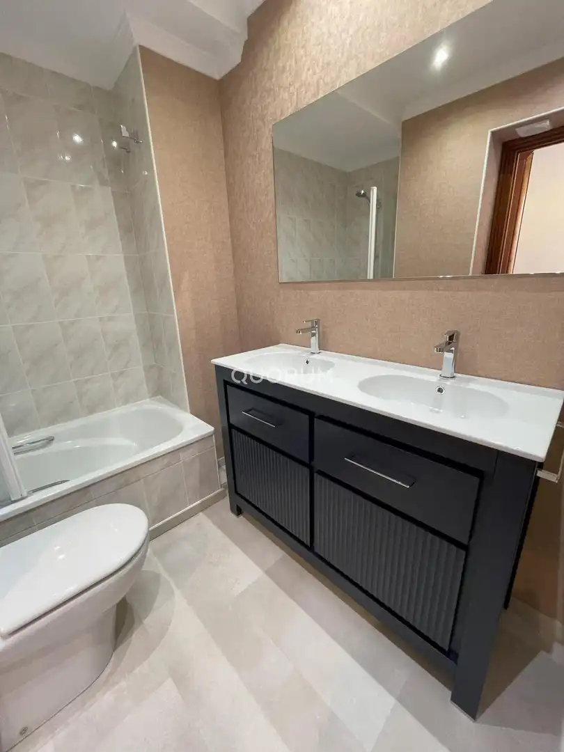 Bathroom of Flat for rent in Bilbao   with Heating, Terrace and Balcony