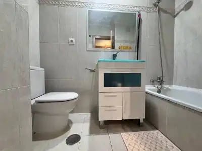 Badezimmer von Wohnung zum Verkauf in Gozón mit Heizung, Privatgarten und Terrasse