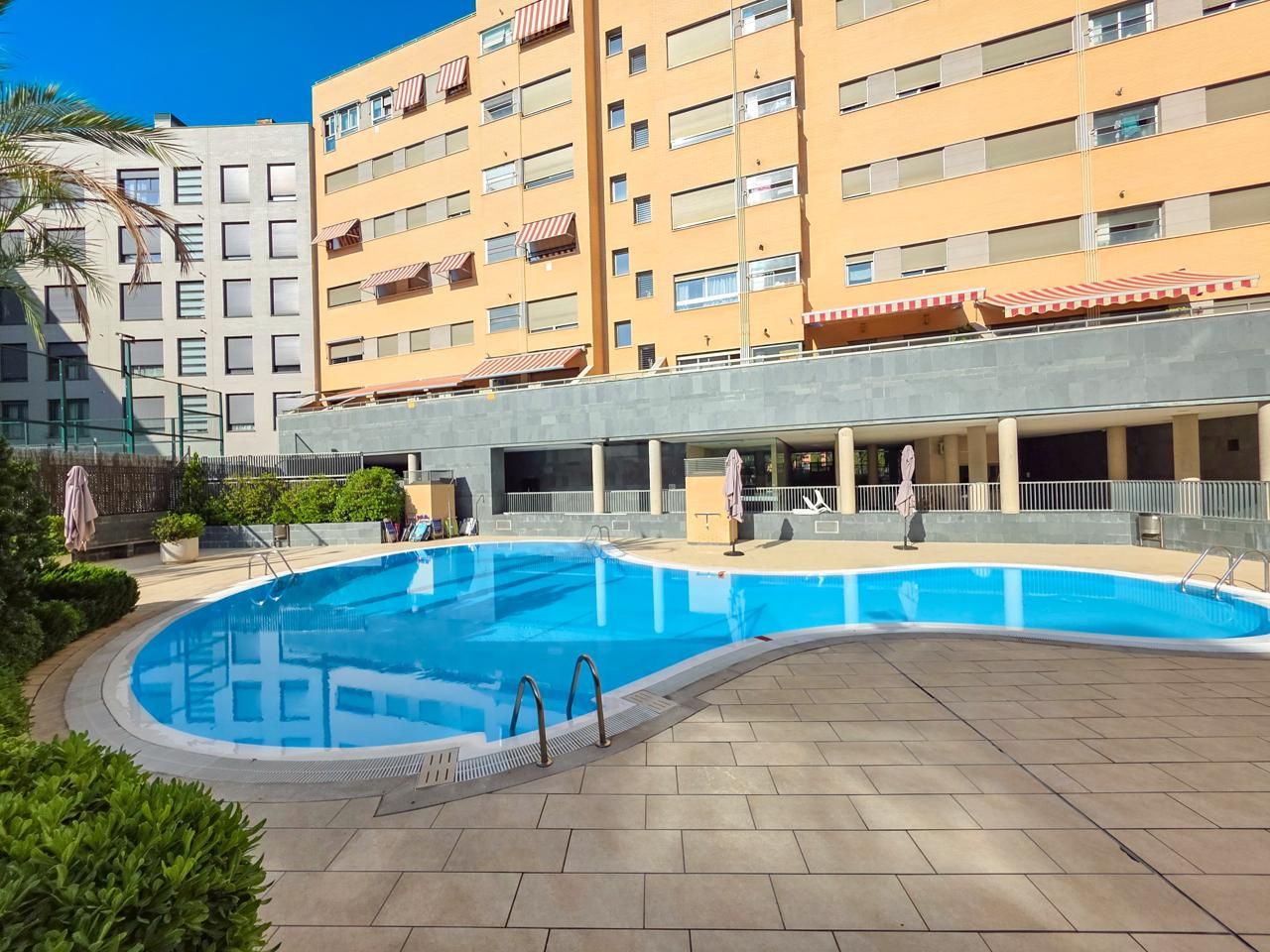 Piscina de Pis en venda en  Madrid Capital amb Aire condicionat, Calefacció i Jardí privat