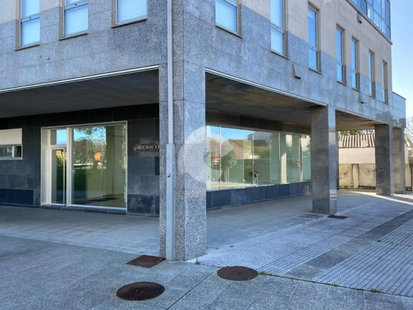 Außenansicht von Büro zum Verkauf in Oleiros