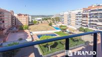 Vista exterior de Àtic en venda en Barberà del Vallès amb Aire condicionat, Terrassa i Piscina