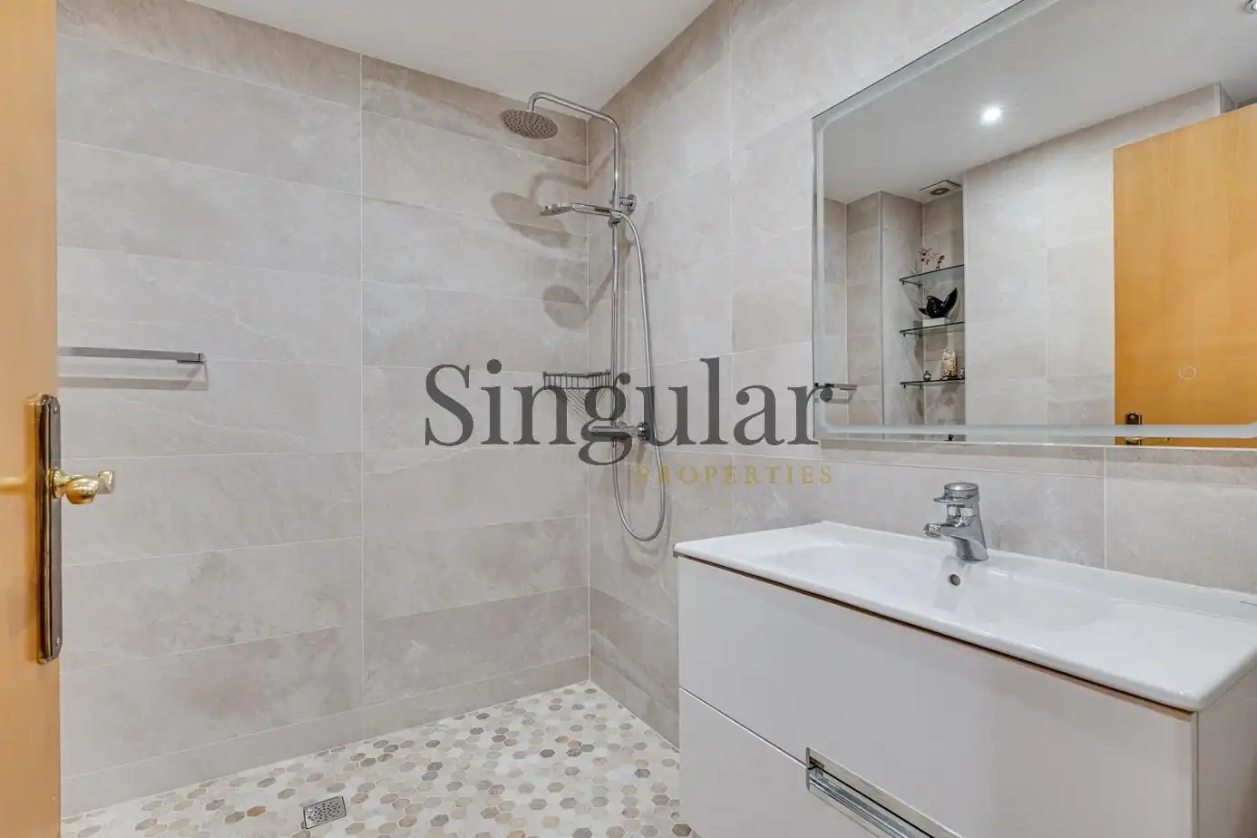 Badezimmer von Dachboden zum Verkauf in Barcelona mit Klimaanlage, Heizung und Parkett