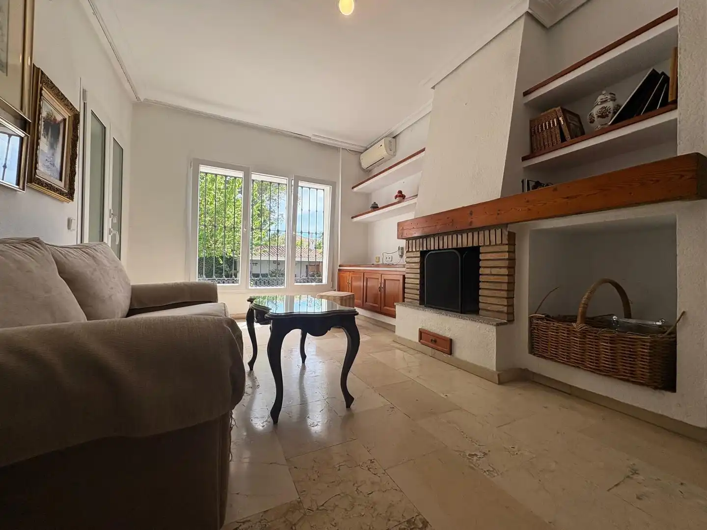 Living room of Houses for sale in Algeciras  with Air Conditioner, Private garden and Terrace