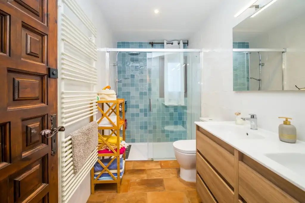 Badezimmer von Haus oder Chalet zum Verkauf in Castell d'Aro, Platja d'Aro i s'Agaró mit Klimaanlage, Heizung und Privatgarten