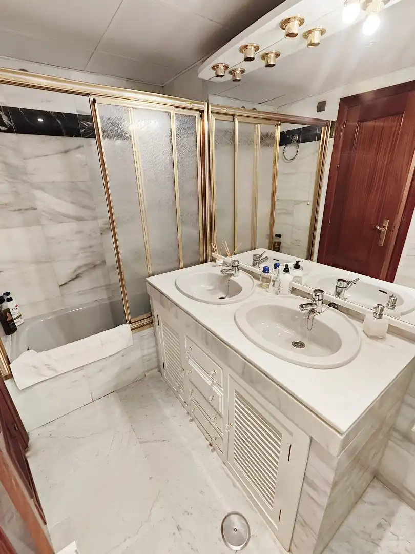 Badezimmer von Wohnung zum Verkauf in Sevilla mit Klimaanlage, Terrasse und Gemeinschaftspool