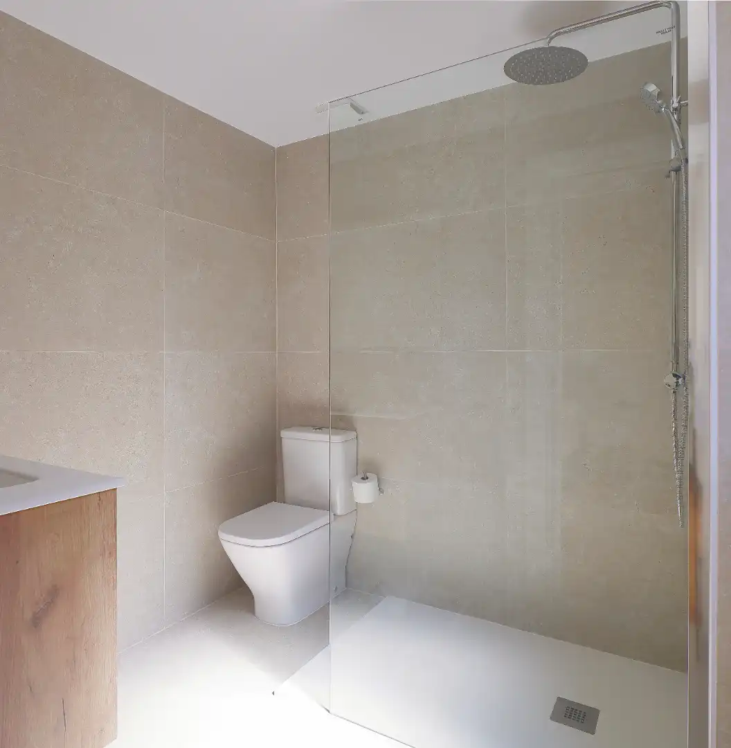 Baño de Piso de alquiler en Avilés con Calefacción, Parquet y Terraza