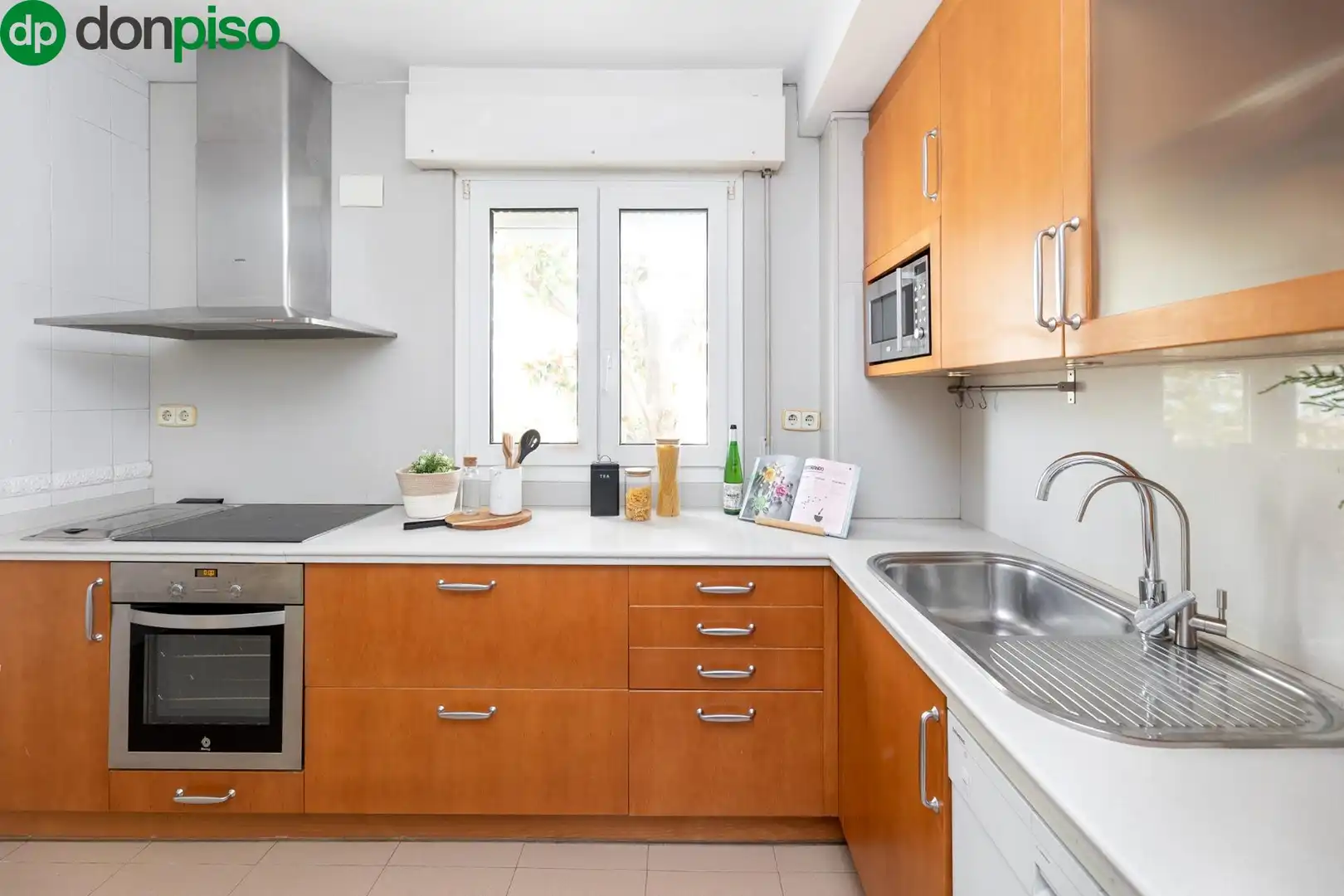 Cocina de Casa o chalet en venta en Granada con Aire acondicionado, Calefacción y Jardín privado