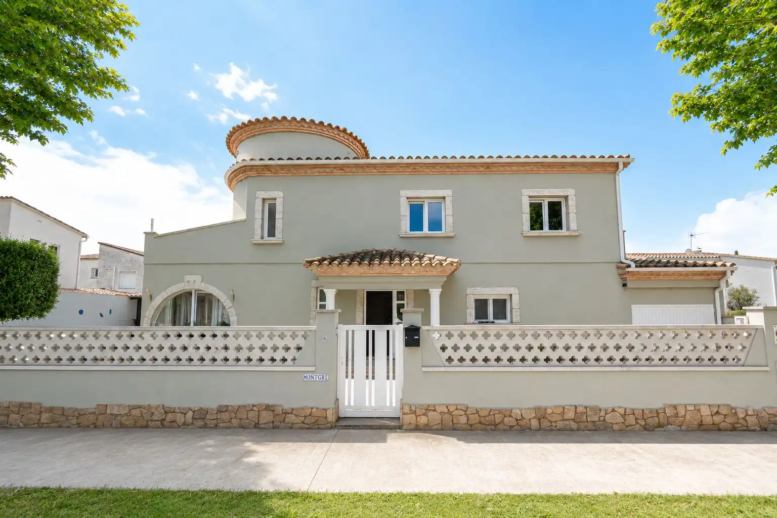Vista exterior de Casa o chalet en venta en Empuriabrava con Terraza y Piscina