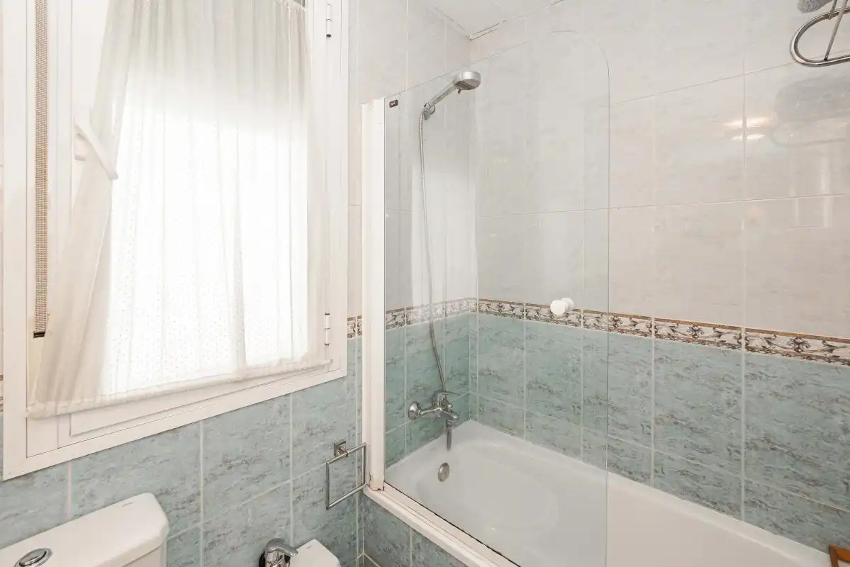 Bathroom of Flat for rent in Sevilla  with Air Conditioner, Heating and Furnished
