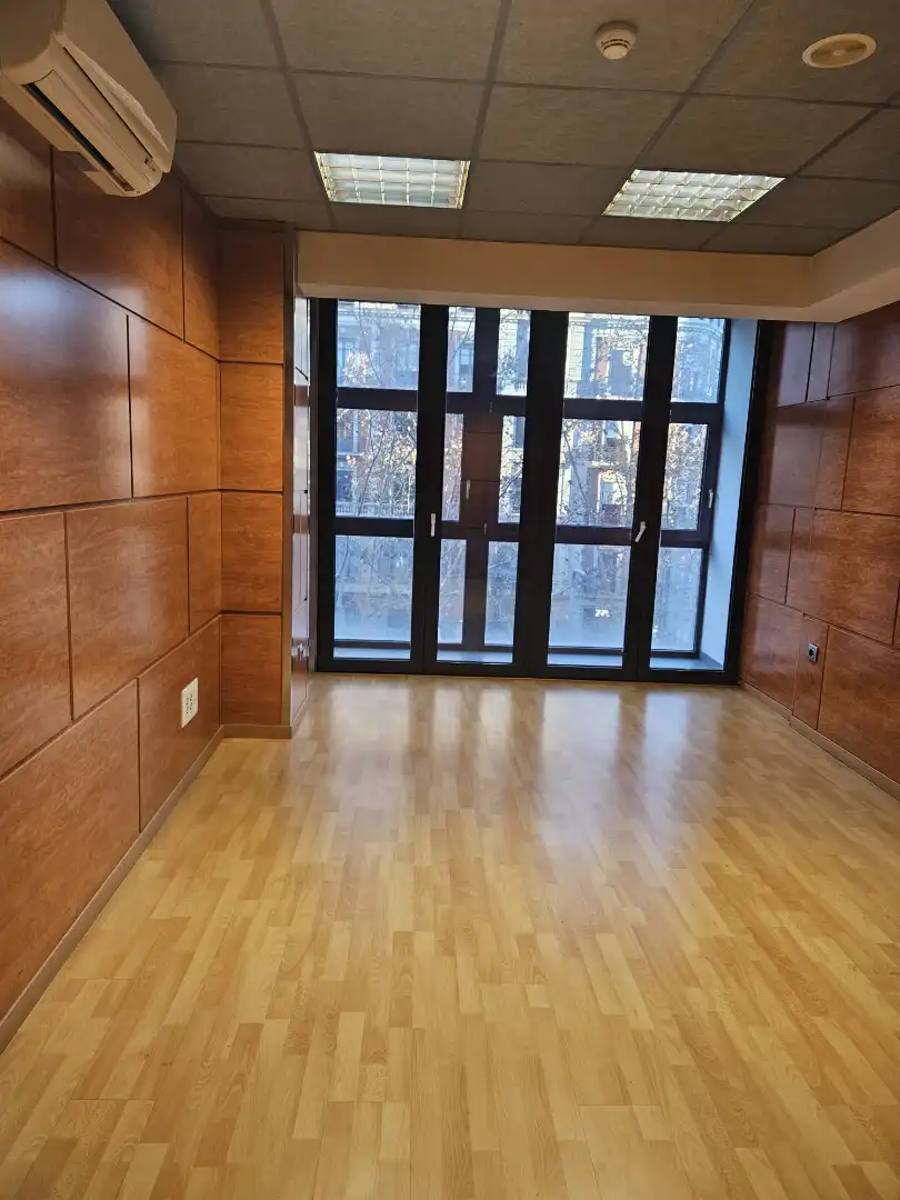 Büro zur Miete in Barcelona mit Klimaanlage und Balkon