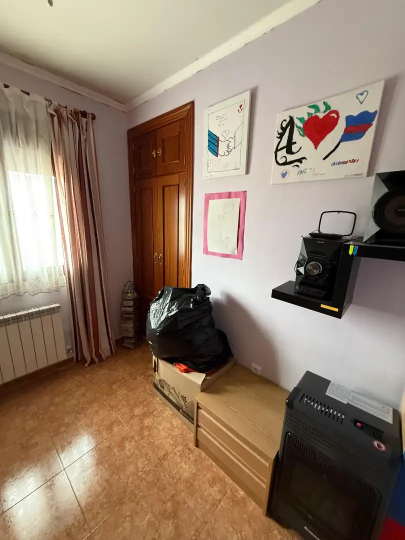 Habitación de Casa adosada en venta en Fernán Caballero con Aire acondicionado, Calefacción y Jardín privado