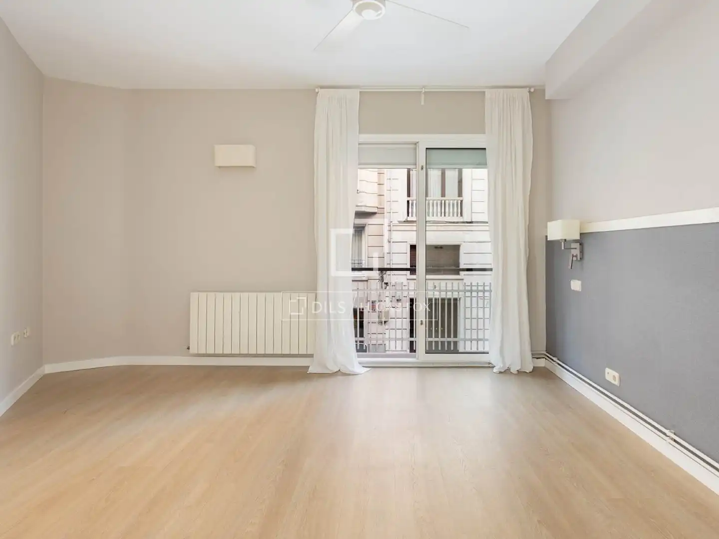 Außenansicht von Wohnung zum Verkauf in Barcelona mit Klimaanlage und Heizung